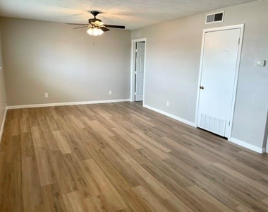 1914 Larrabee Street - Photo Thumbnail 2