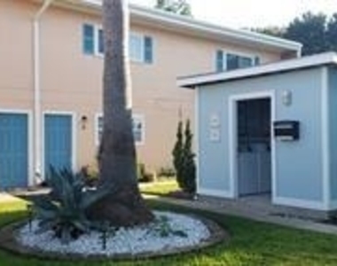 1914 Larrabee Street - Photo Thumbnail 13
