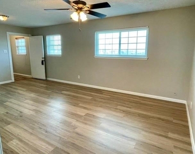 1914 Larrabee Street - Photo Thumbnail 10