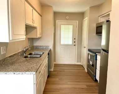 1914 Larrabee Street - Photo Thumbnail 7