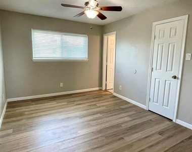 1914 Larrabee Street - Photo Thumbnail 11