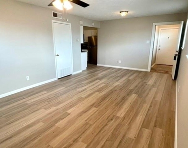 1914 Larrabee Street - Photo Thumbnail 9