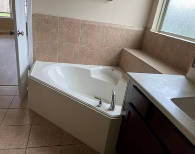 3319 S Hawkins Glen - Photo Thumbnail 14