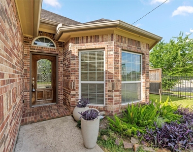 1613 Saulnier Street - Photo Thumbnail 2