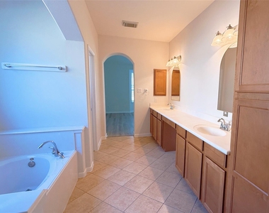 8610 Rising Oak Lane - Photo Thumbnail 31