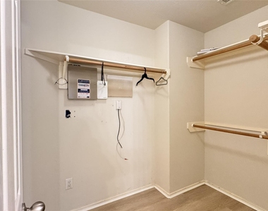6818 Hampden Point Court - Photo Thumbnail 13