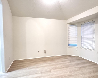 6818 Hampden Point Court - Photo Thumbnail 7
