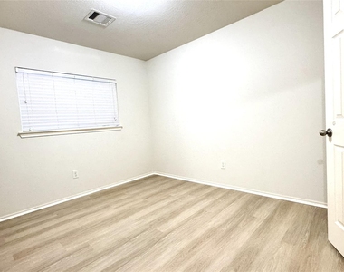 6818 Hampden Point Court - Photo Thumbnail 15
