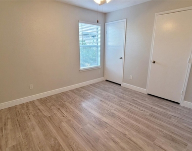 5227 Clarkston Lane - Photo Thumbnail 14