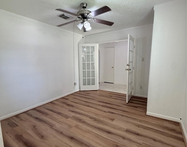 12214 Corona Lane - Photo Thumbnail 10