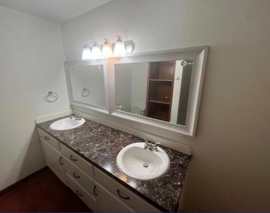 114 Irwin - Photo Thumbnail 14