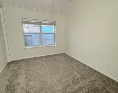2827 Fair Chase Drive - Photo Thumbnail 7