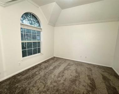2827 Fair Chase Drive - Photo Thumbnail 4