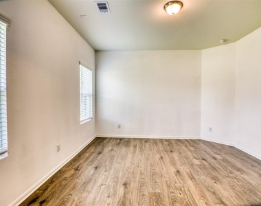 422 Magnolia Street - Photo Thumbnail 11
