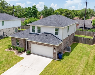 422 Magnolia Street - Photo Thumbnail 1