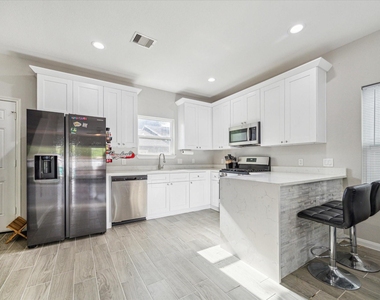 9713 Beckley Street - Photo Thumbnail 4