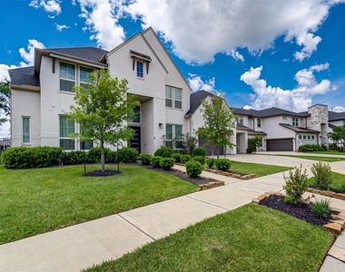 10318 Fountain Shore Drive - Photo Thumbnail 3