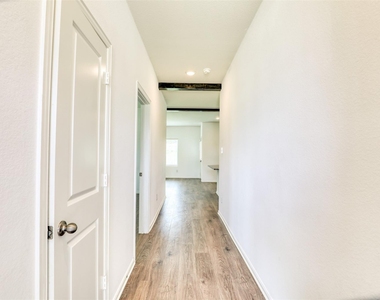407 Magnolia Street - Photo Thumbnail 3