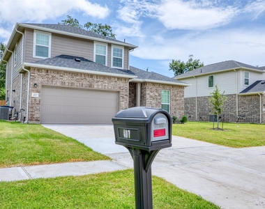 407 Magnolia Street - Photo Thumbnail 2
