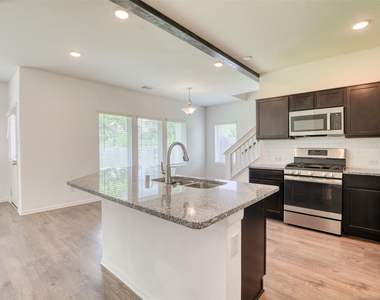 407 Magnolia Street - Photo Thumbnail 5