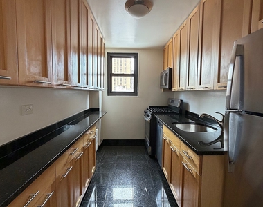 East 49 Street - Photo Thumbnail 4