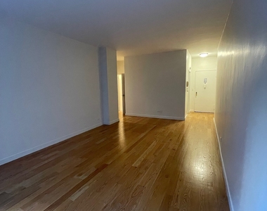 East 49 Street - Photo Thumbnail 3