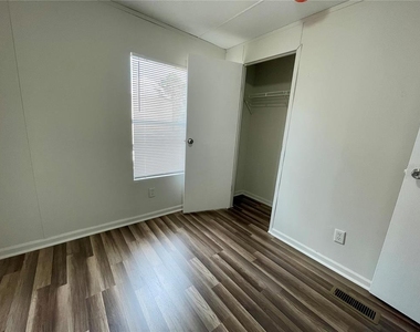 6328 Eugene Acres Lane - Photo Thumbnail 12