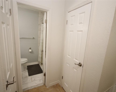 1918 W Walnut Street - Photo Thumbnail 20