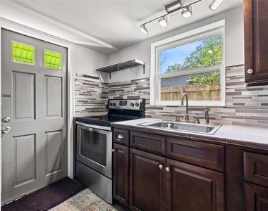 2501 1/2 Oakdale Street S - Photo Thumbnail 5