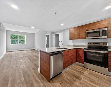 4424 S Texas Avenue - Photo Thumbnail 4