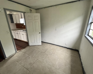 124 Daytona Avenue - Photo Thumbnail 3