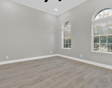 101 Galileo Way - Photo Thumbnail 7
