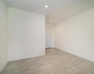 2206 Washington Palm Court - Photo Thumbnail 9
