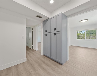 3818 Roxane Boulevard - Photo Thumbnail 10