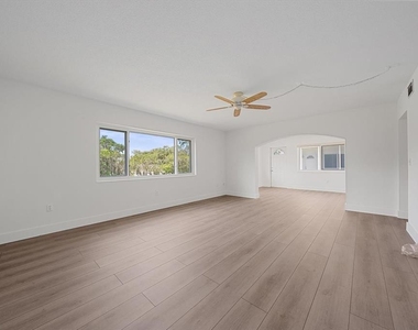 3818 Roxane Boulevard - Photo Thumbnail 6