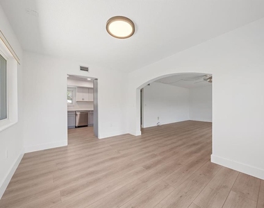 3818 Roxane Boulevard - Photo Thumbnail 11