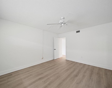 3818 Roxane Boulevard - Photo Thumbnail 17