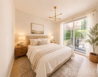 978 Kent Ave - Photo Thumbnail 4