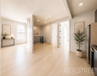 978 Kent Ave - Photo Thumbnail 6