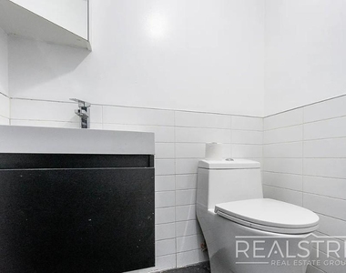 1066 Putnam Ave - Photo Thumbnail 8