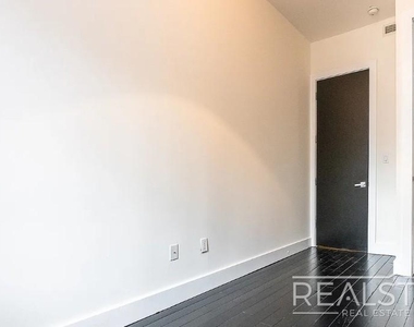 1066 Putnam Ave - Photo Thumbnail 6