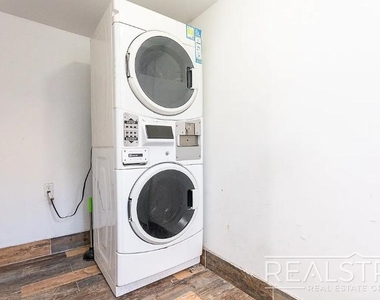 1066 Putnam Ave - Photo Thumbnail 14