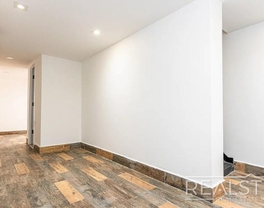 1066 Putnam Ave - Photo Thumbnail 11