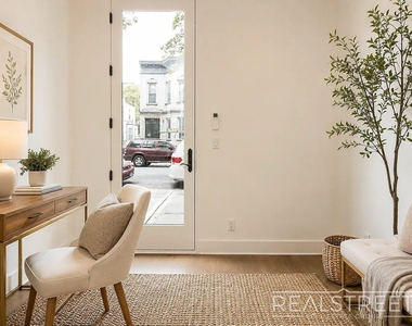 227 Winthrop St - Photo Thumbnail 4