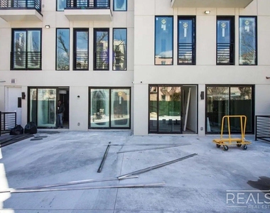 225 Winthrop St - Photo Thumbnail 3