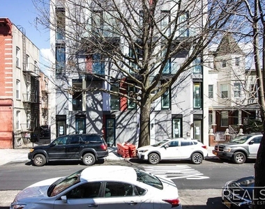225 Winthrop St - Photo Thumbnail 13