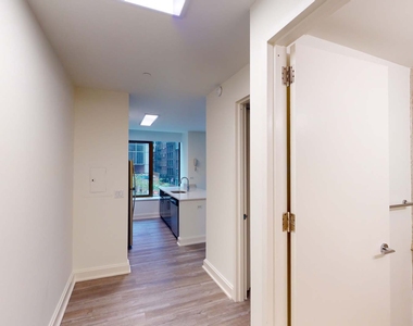 10 Hanover Square - Photo Thumbnail 2