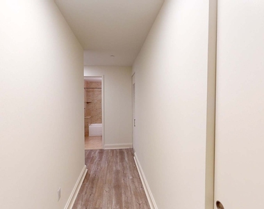 10 Hanover Square - Photo Thumbnail 1