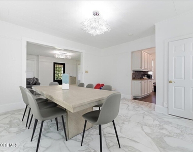 496 W Park Avenue - Photo Thumbnail 9