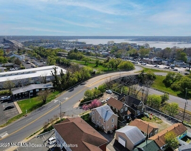 612 Sylvania Avenue - Photo Thumbnail 3